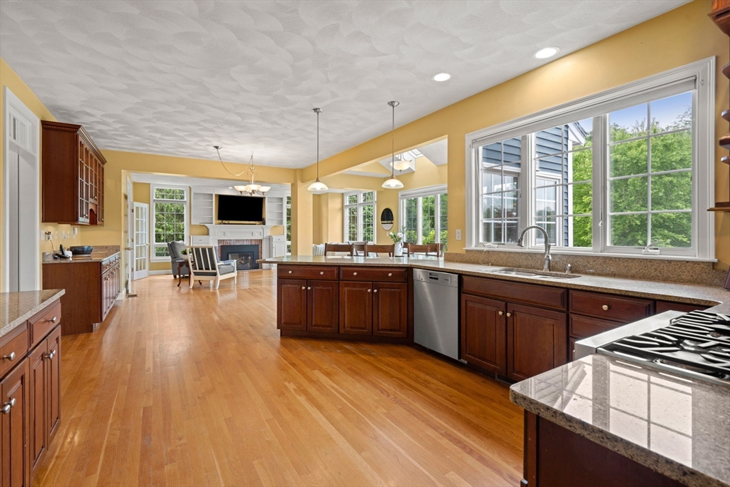 160 Wharton Row Groton, MA 01450 - Photo 8 of 42