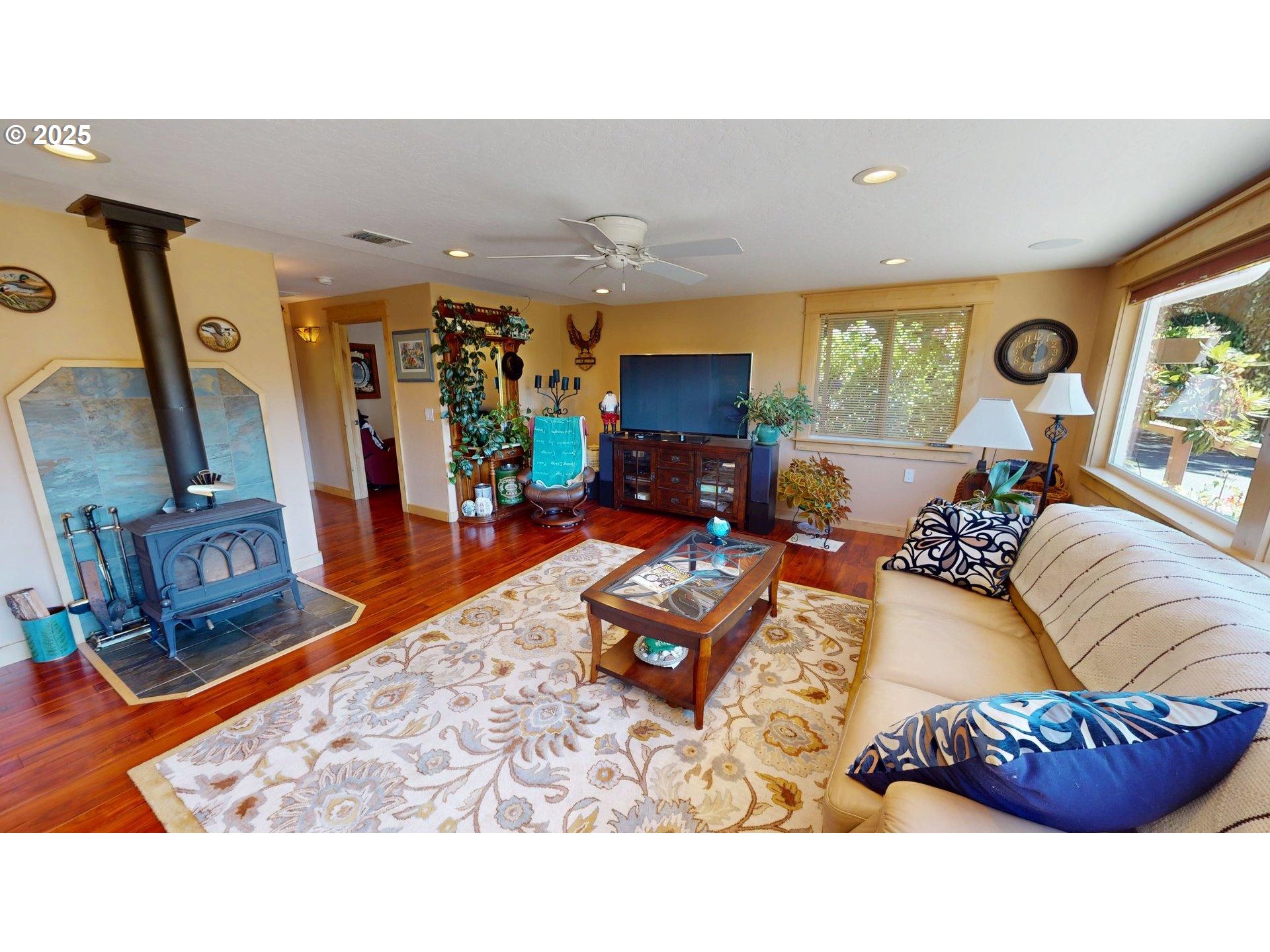 95800 Timber Hill Road Gold Beach, OR 97444 - Photo 26 of 47 Living Room