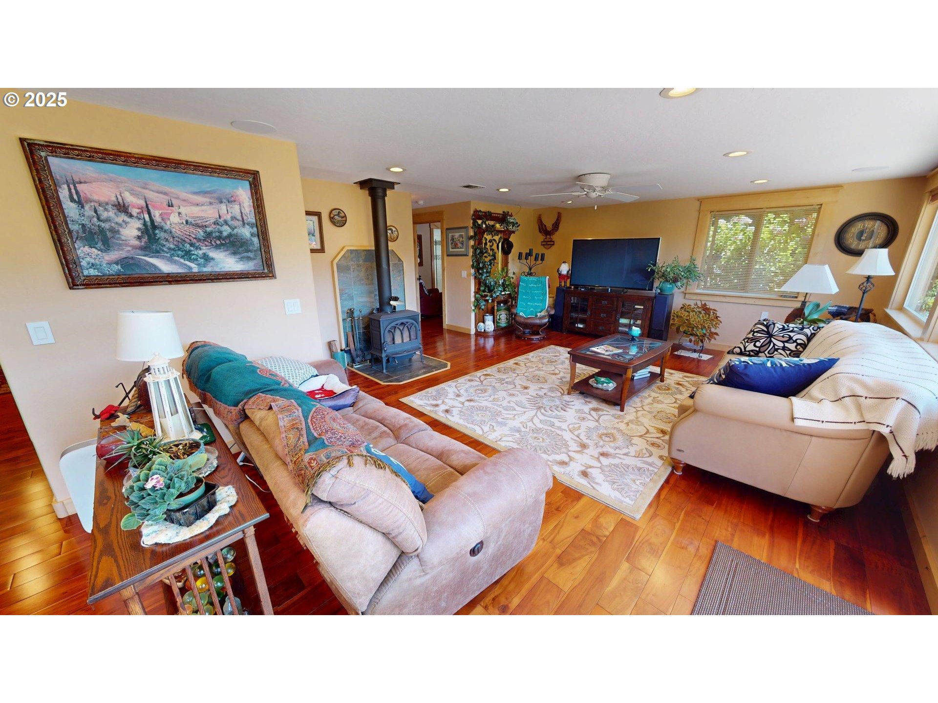 95800 Timber Hill Road Gold Beach, OR 97444 - Photo 5 of 47 Living Room