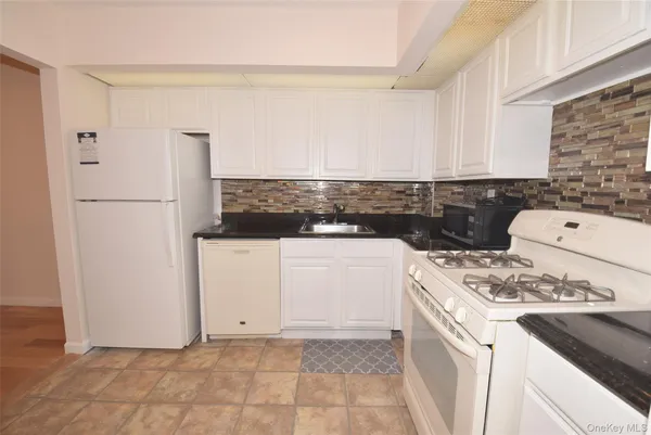 $2,700 | 206-14 Emily Road, Unit 42L | Bay Terrace