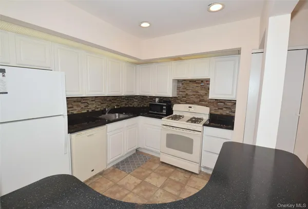 $2,700 | 206-14 Emily Road, Unit 42L | Bay Terrace