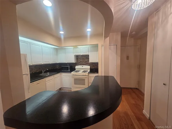 $2,700 | 206-14 Emily Road, Unit 42L | Bay Terrace