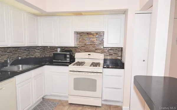 $2,700 | 206-14 Emily Road, Unit 42L | Bay Terrace