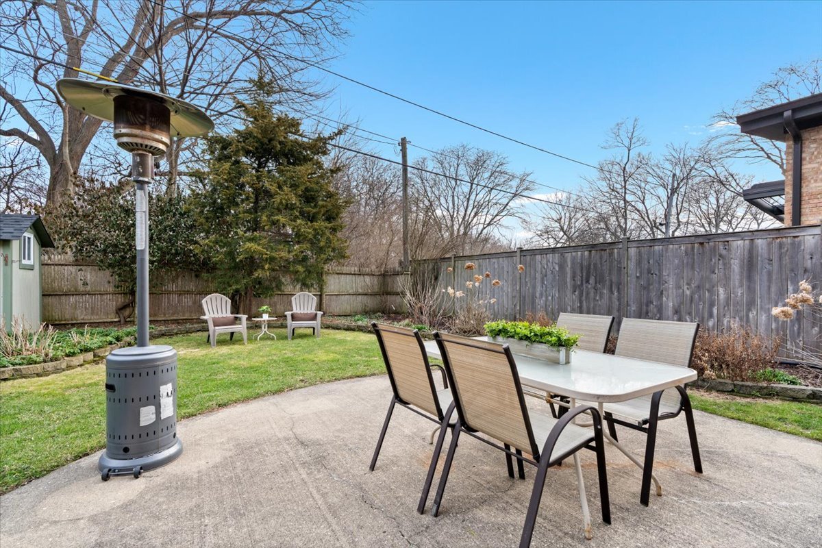 320 Beverly Drive Wilmette, IL 60091 - Photo 11 of 38 a view of an outdoor sitting space