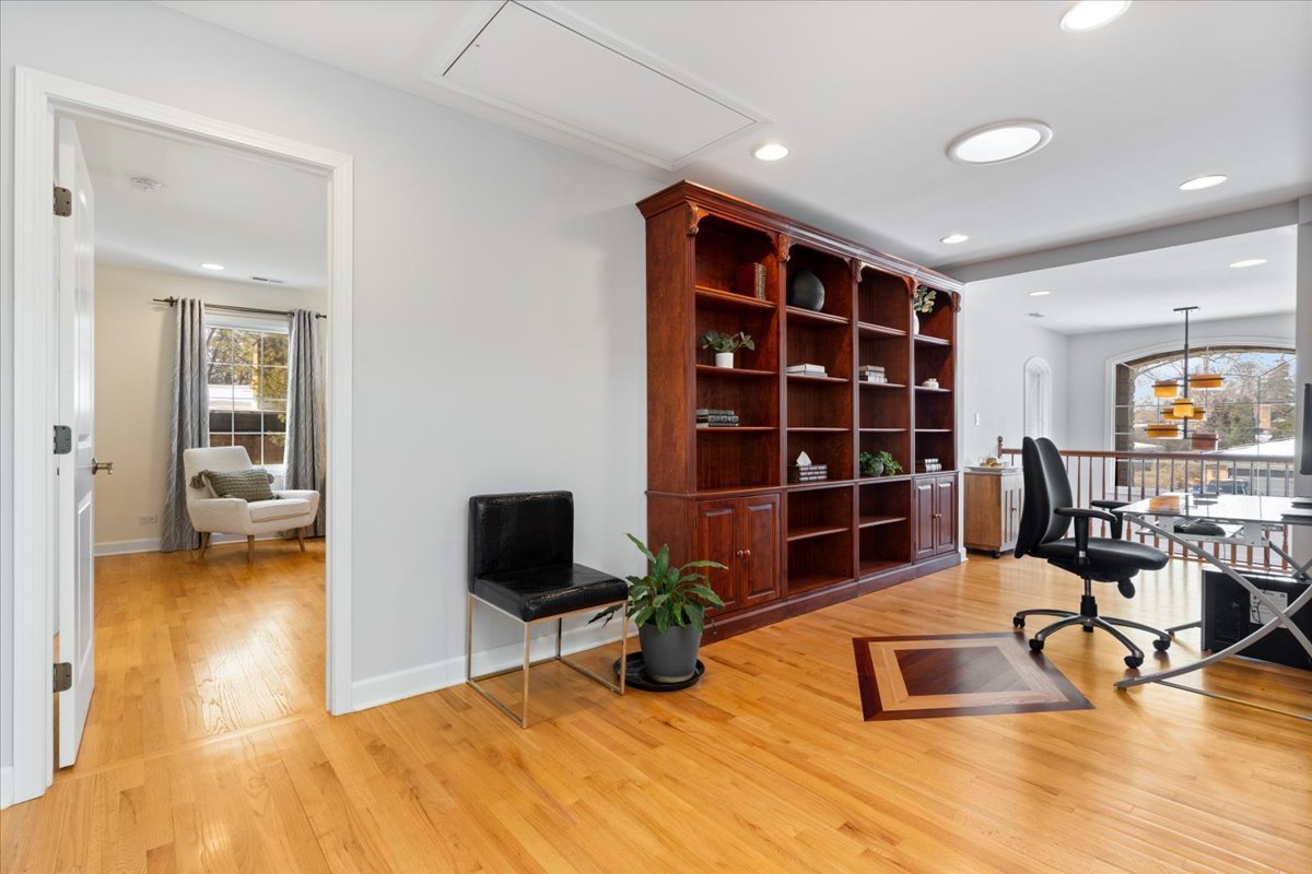 320 Beverly Drive Wilmette, IL 60091 - Photo 14 of 38 a room with furniture