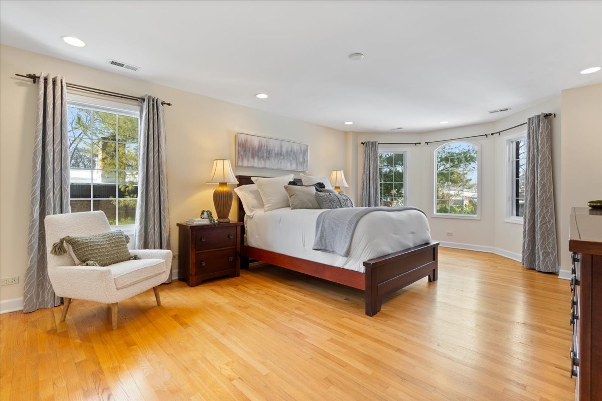 320 Beverly Drive Wilmette, IL 60091 - Photo 17 of 38 a bedroom with a bed and a couch