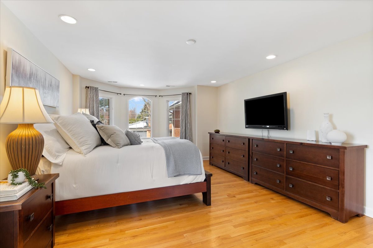 320 Beverly Drive Wilmette, IL 60091 - Photo 18 of 38 a spacious bedroom with a bed and flat screen tv