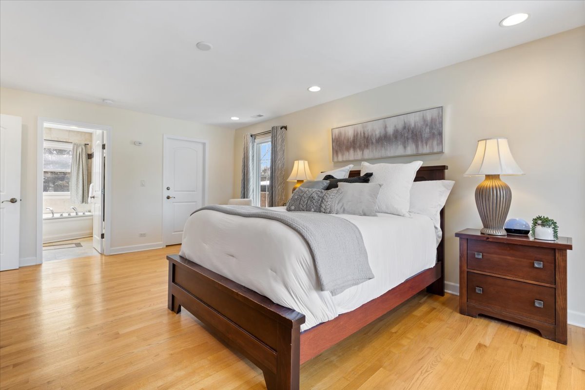 320 Beverly Drive Wilmette, IL 60091 - Photo 19 of 38 a spacious bedroom with a bed and a lamp