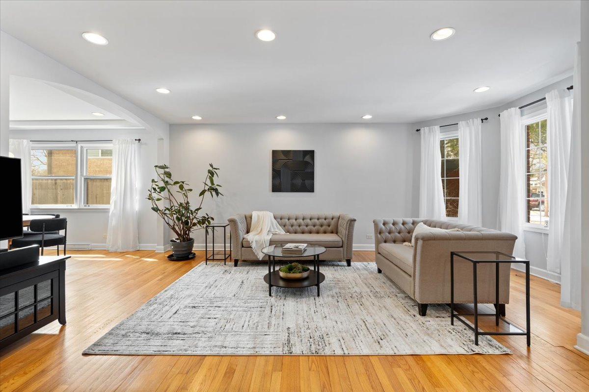 320 Beverly Drive Wilmette, IL 60091 - Photo 2 of 38 a living room with furniture and a flat screen tv