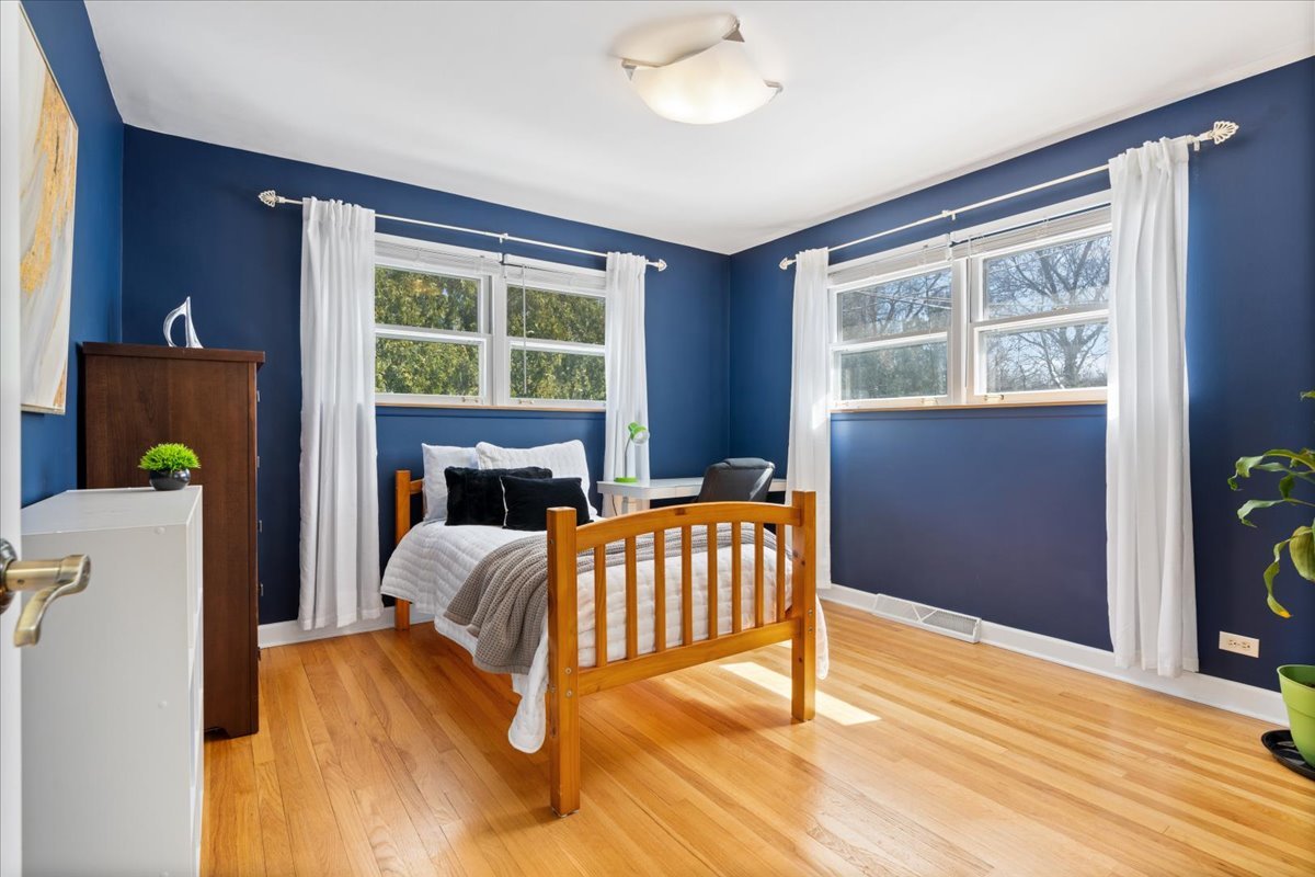 320 Beverly Drive Wilmette, IL 60091 - Photo 25 of 38 a bedroom with a bed and a window