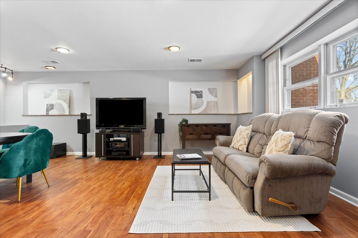 320 Beverly Drive Wilmette, IL 60091 - Photo 27 of 38 a living room with furniture and a flat screen tv