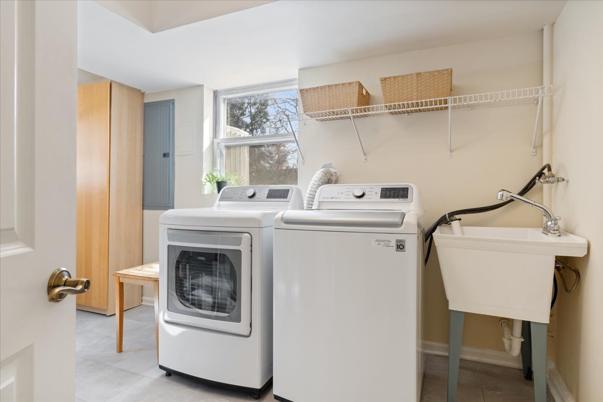 320 Beverly Drive Wilmette, IL 60091 - Photo 29 of 38 a utility room with dryer and washer