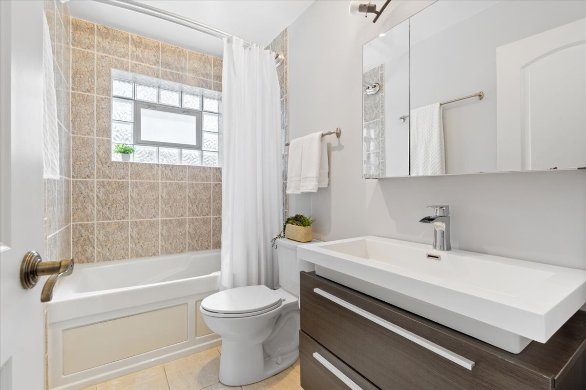 320 Beverly Drive Wilmette, IL 60091 - Photo 30 of 38 a bathroom with a sink a toilet and a bathtub