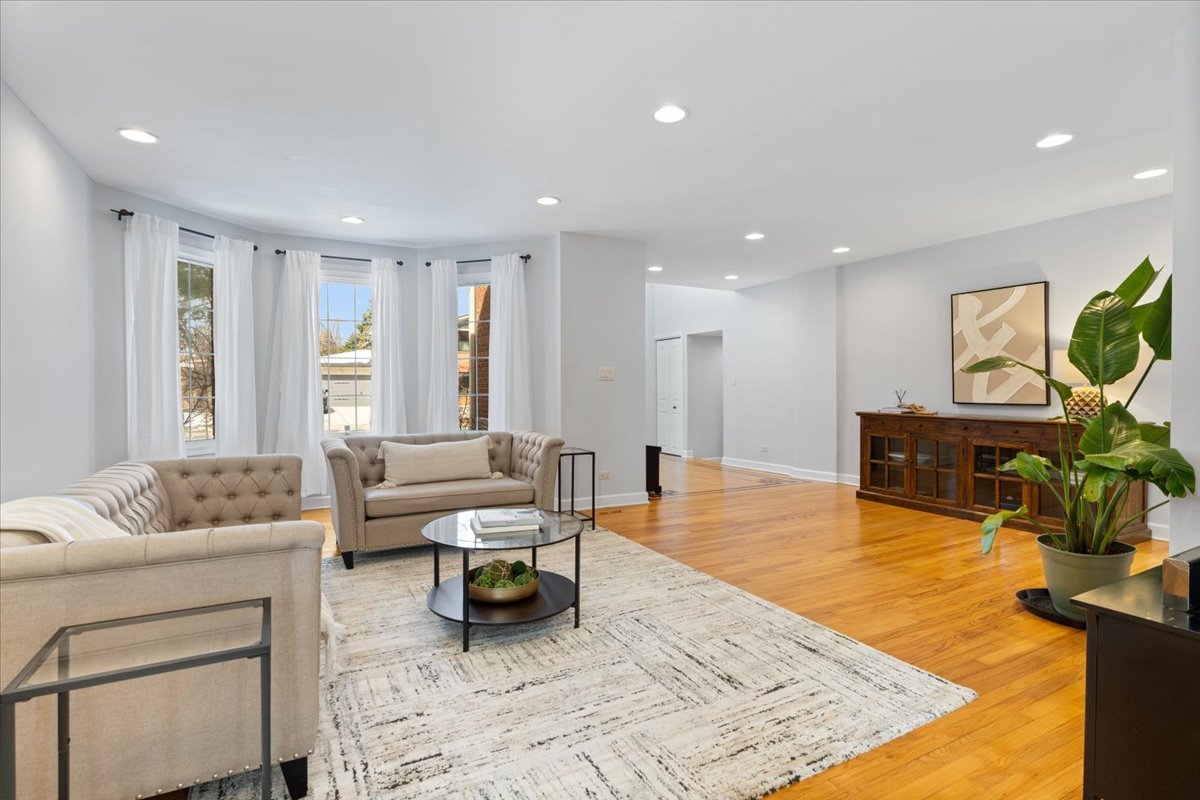 320 Beverly Drive Wilmette, IL 60091 - Photo 3 of 38 a living room with furniture and a couch