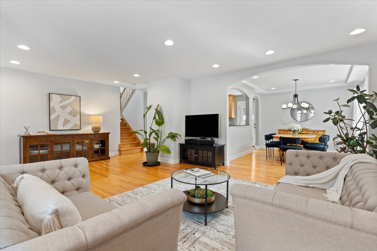 320 Beverly Drive Wilmette, IL 60091 - Photo 5 of 38 a living room with furniture and a flat screen tv