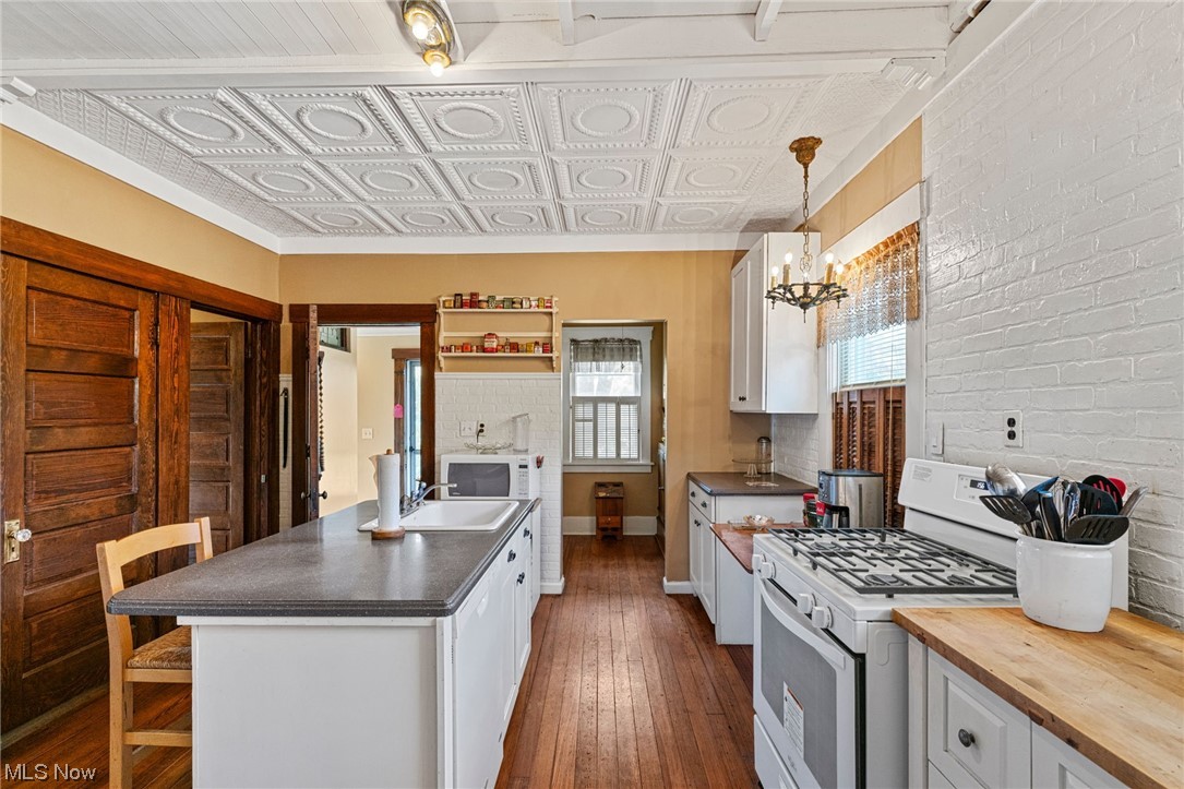 6710 Murray Ridge Road Elyria, OH 44035 - Photo 15 of 34 Victorian kitchen.