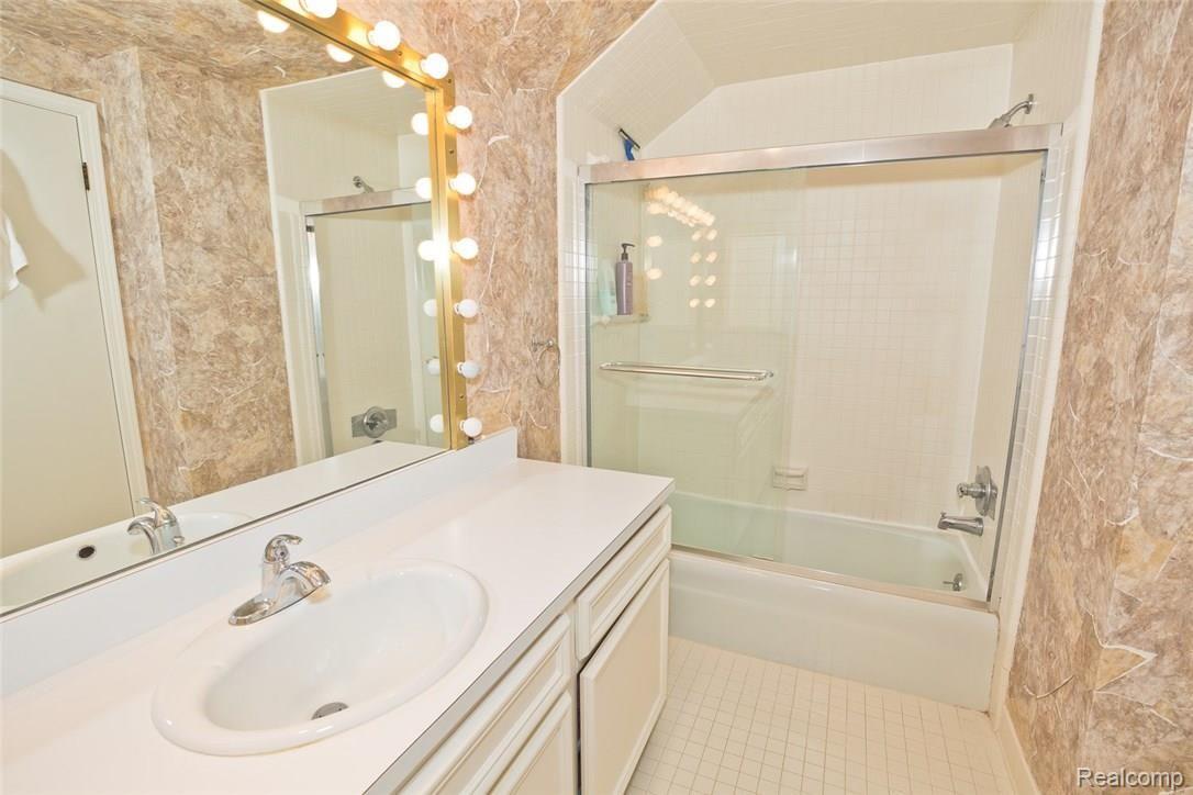 1855 Wingate Road Bloomfield Hills, MI 48302 - Photo 15 of 37 Master Bathroom