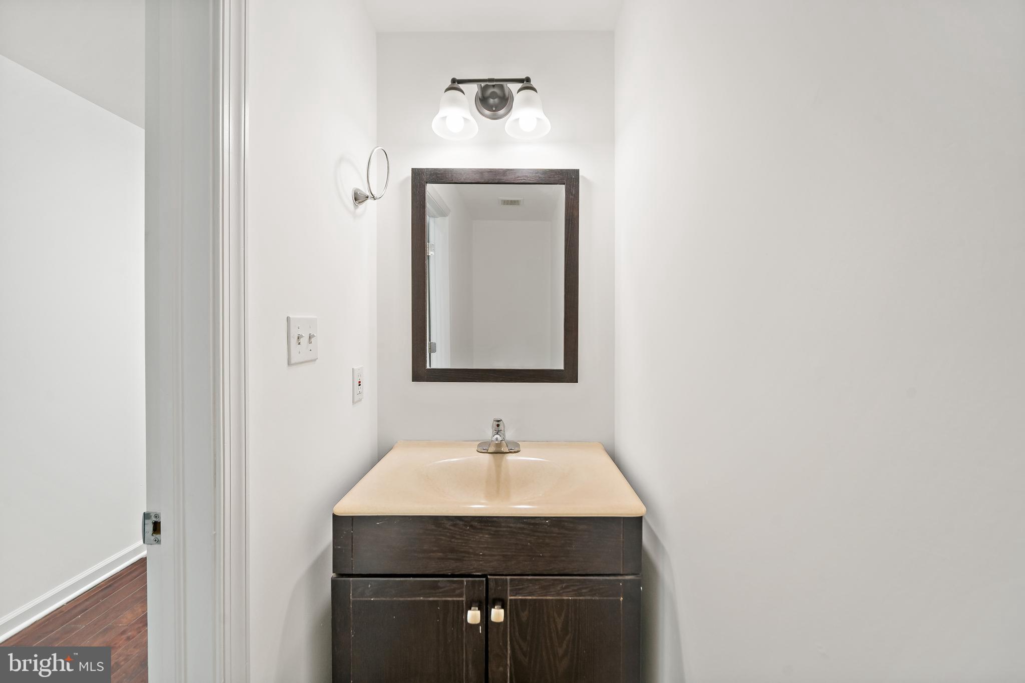 1814 North Front Street, Unit B Philadelphia, PA 19122 - Photo 15 of 19 Powder Room