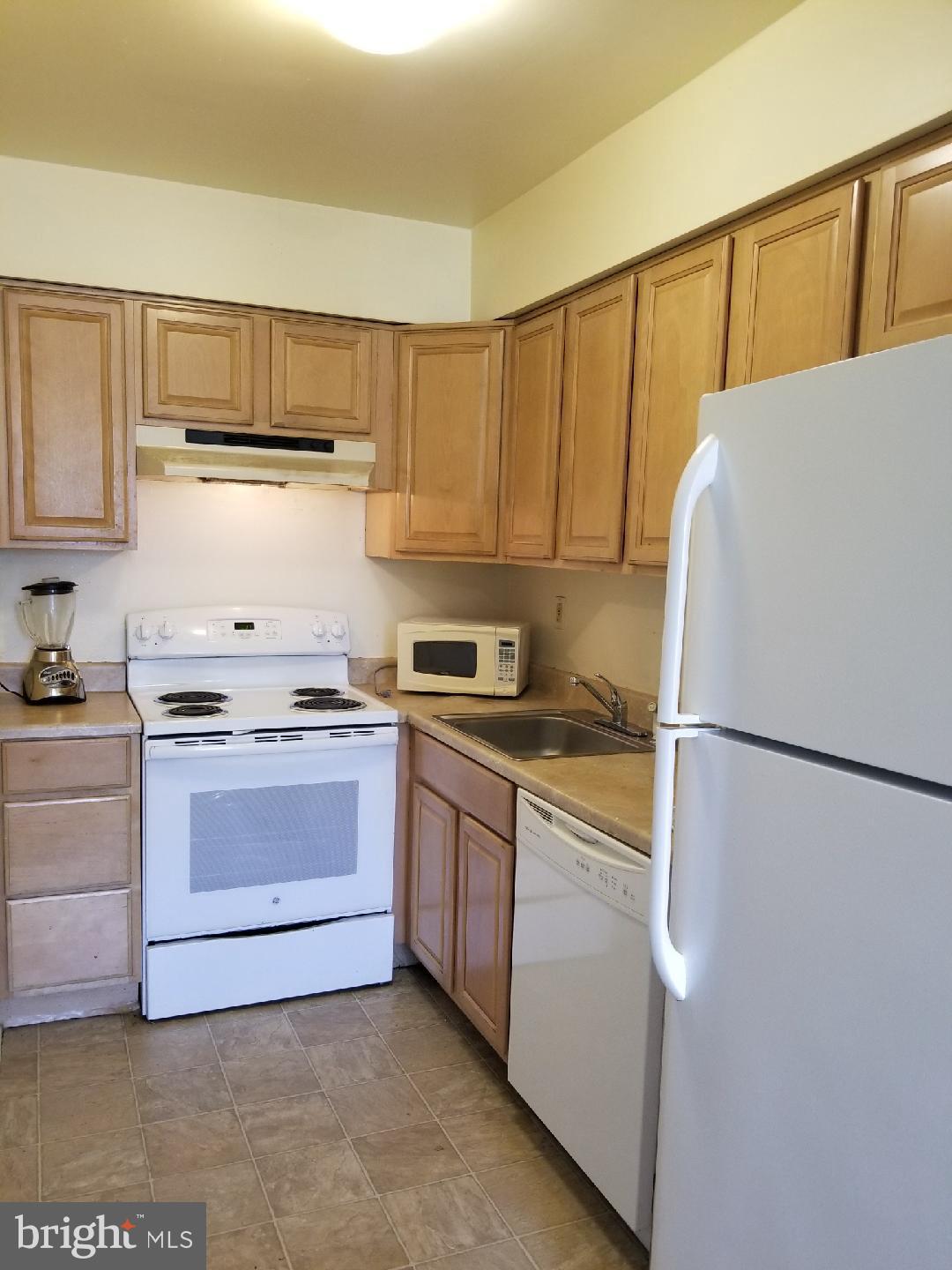 1104 Thomas Road Warrington, PA 18976 - Photo 24 of 27 2nd Floor Unit - Kitchen
