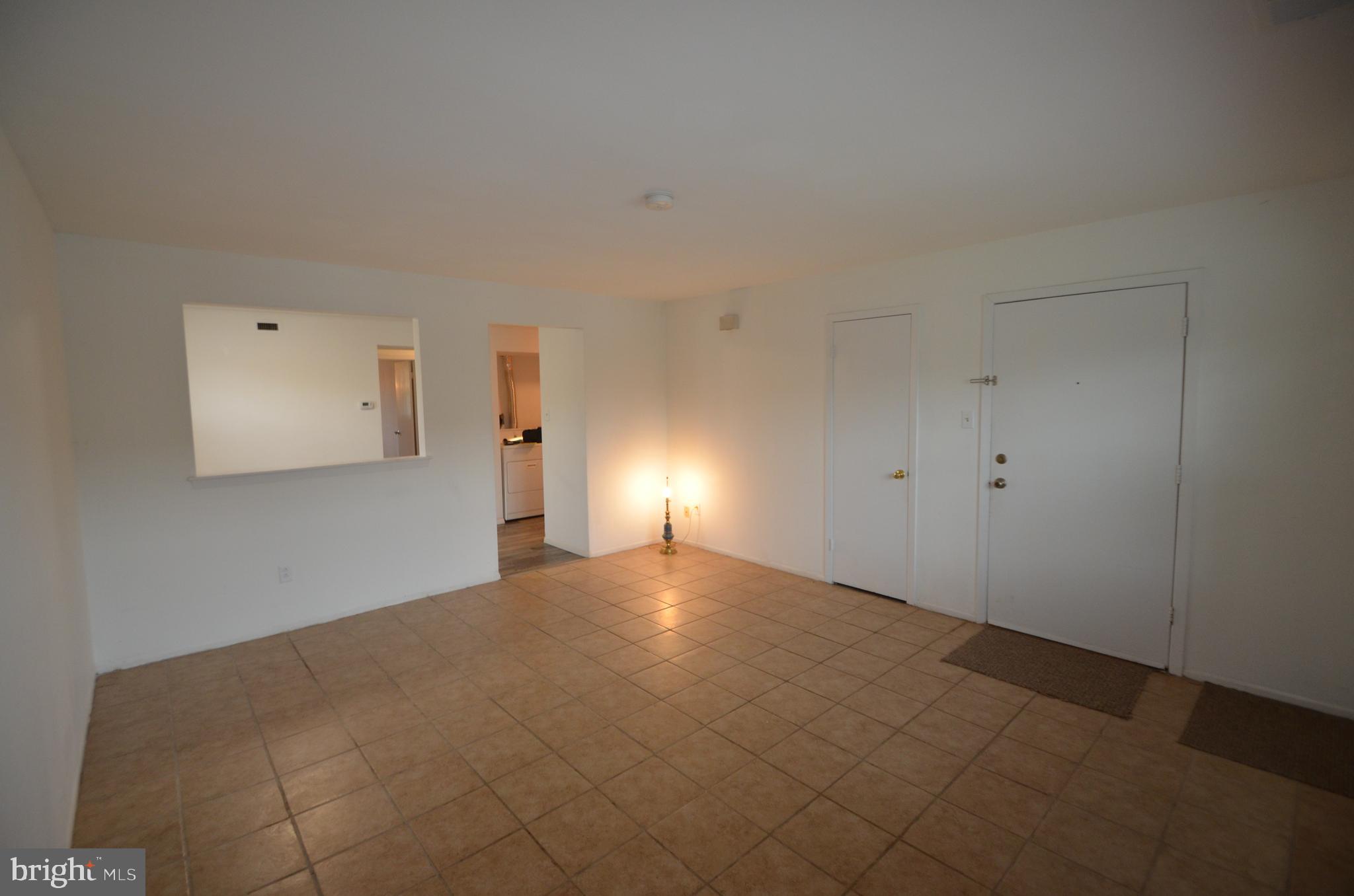 1104 Thomas Road Warrington, PA 18976 - Photo 5 of 27 1st Floor Unit - Living Room