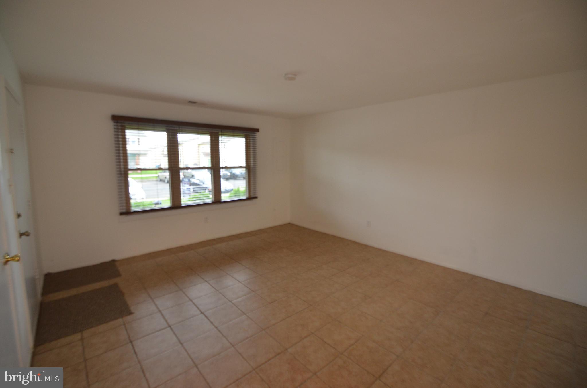 1104 Thomas Road Warrington, PA 18976 - Photo 6 of 27 1st Floor Unit - Living Room