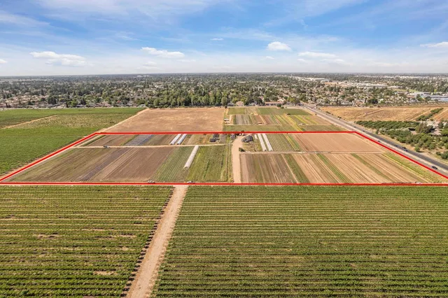a view of a tennis court