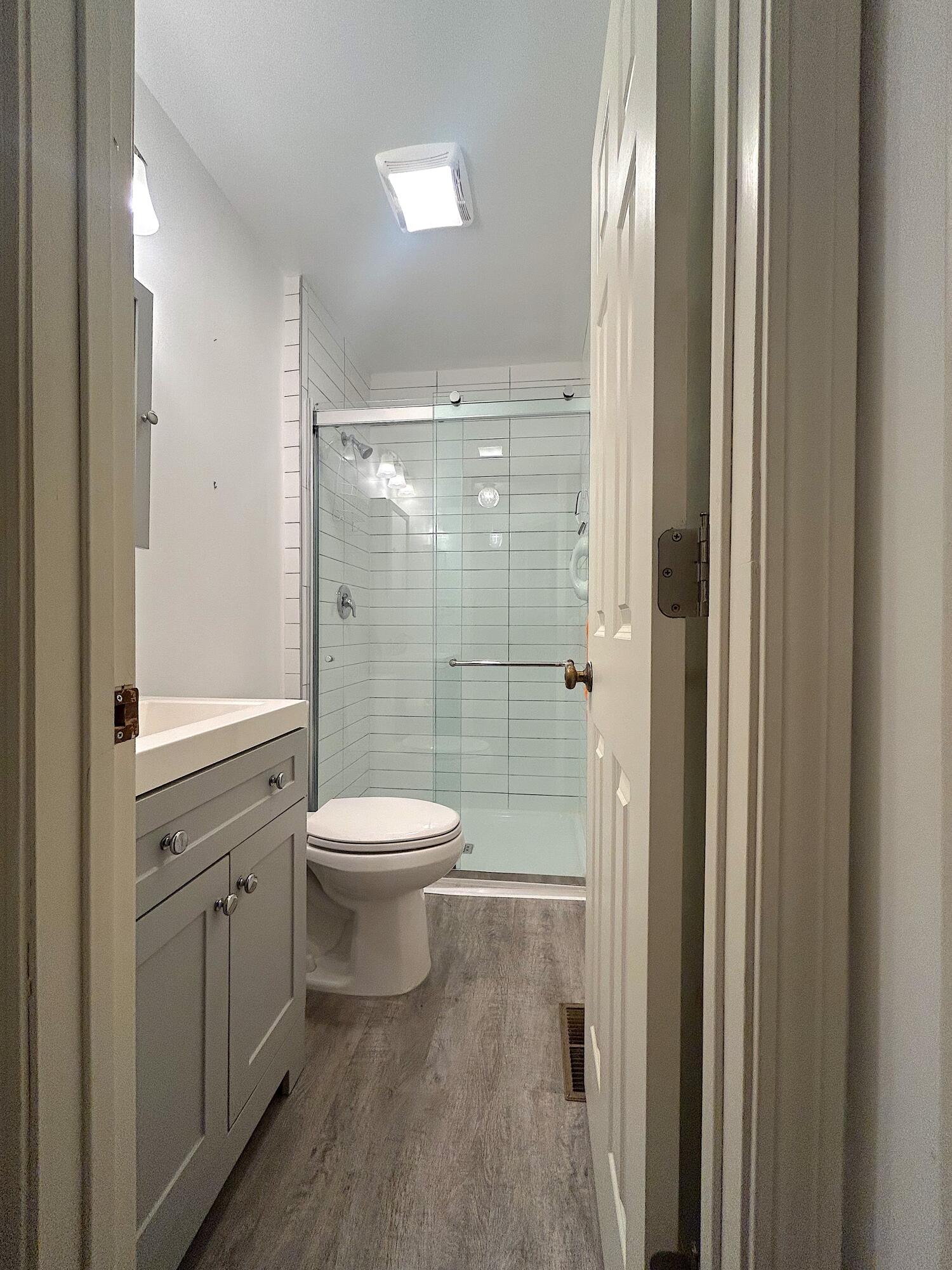 280 County Road B Fontana, WI 53125 - Photo 13 of 15 Hallway Bathroom