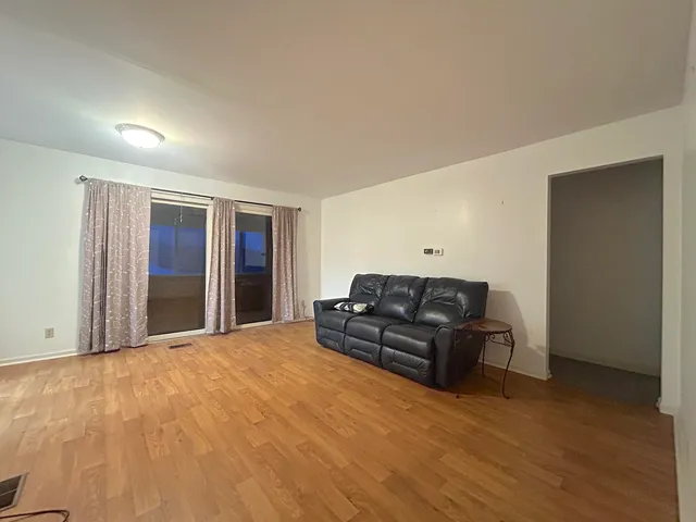 $1,800 | 280 County Road B, Fontana, WI 53125