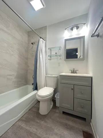 $1,800 | 280 County Road B, Fontana, WI 53125