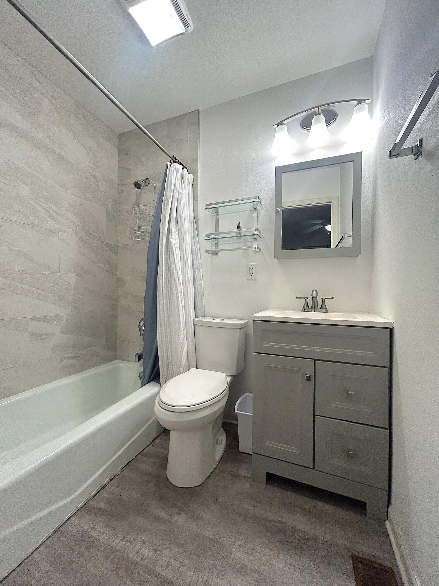 280 County Road B Fontana, WI 53125 - Photo 10 of 15 Primary Bathroom