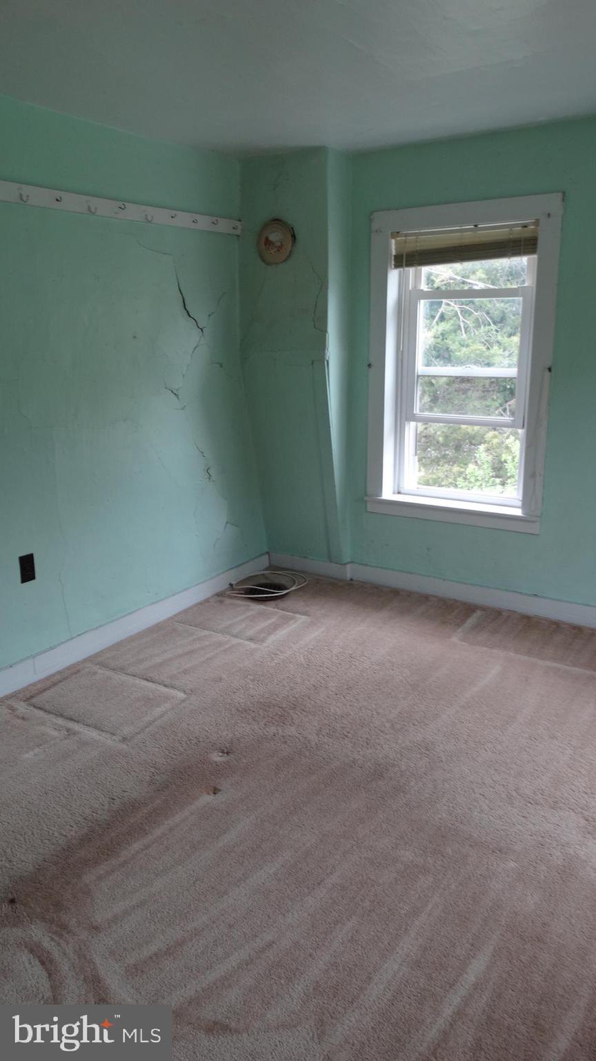 22209 Pondsville Road Smithsburg, MD 21783 - Photo 25 of 55 an empty room with a window