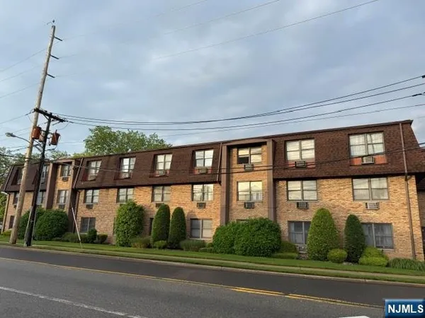 $2,000 | 25 Market Street, Unit C5, Saddle Brook, NJ 07663