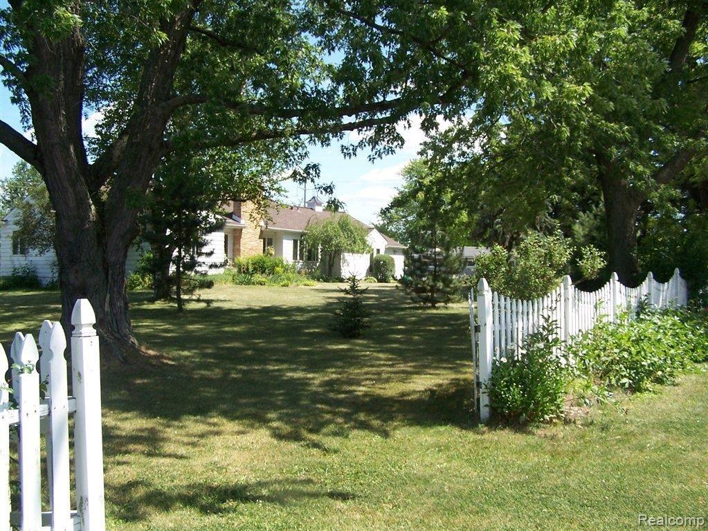 11680 Milford Road Holly, MI 48442 - Photo 2 of 25 Fenced in front.JPG