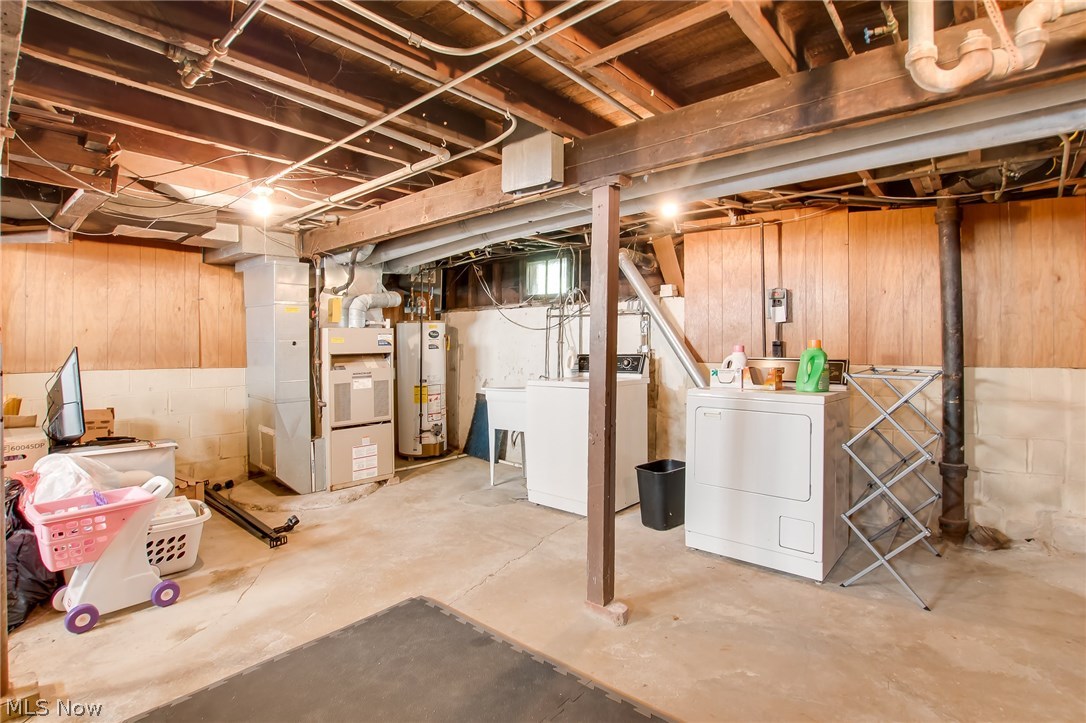 5384 Summit Road Lyndhurst, OH 44124 - Photo 23 of 30 Washer and dryer included.