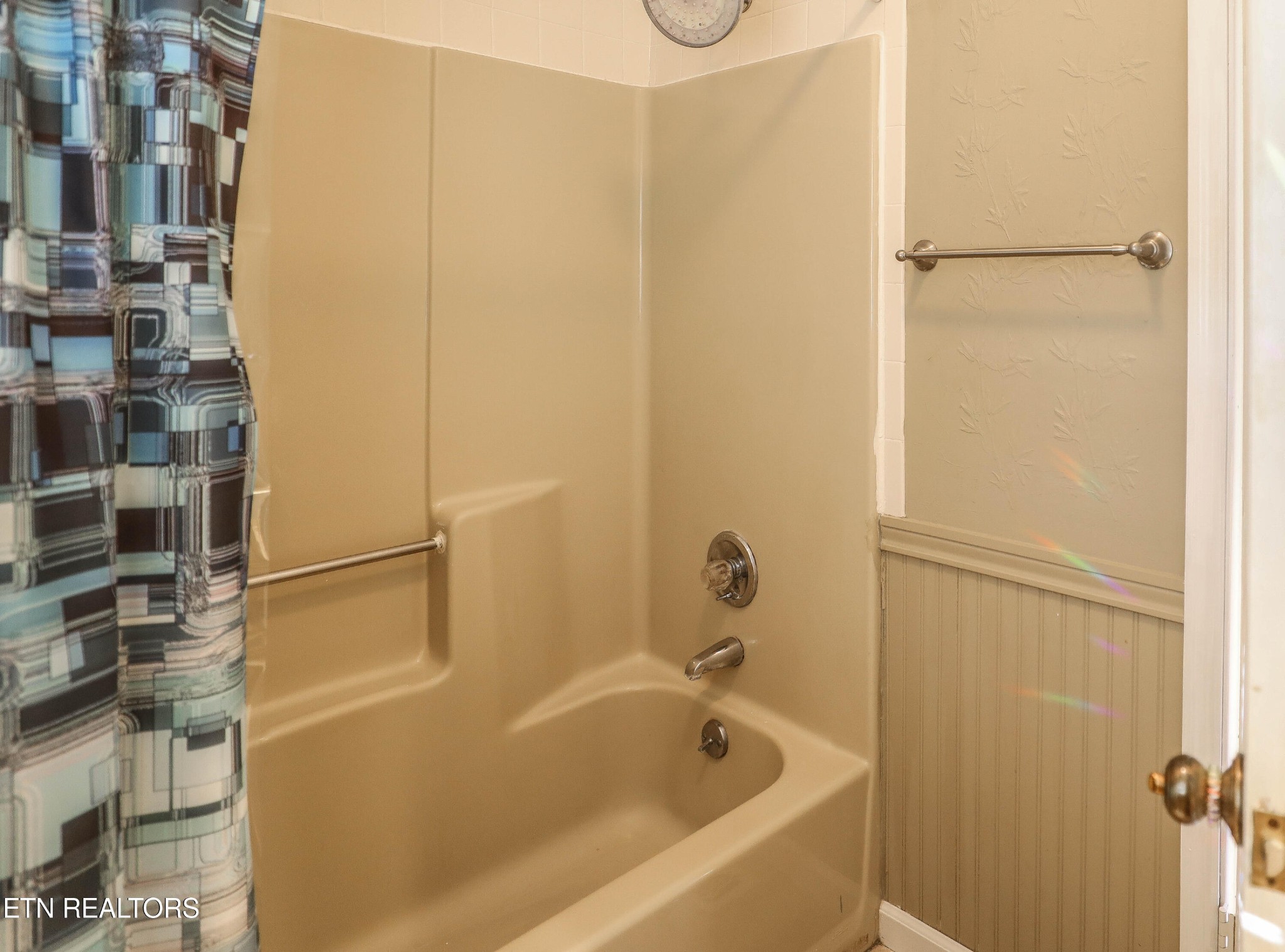 1340 Windamere Road Knoxville, TN 37923 - Photo 38 of 53 a bathroom with a bathtub