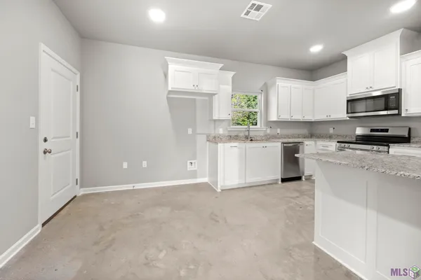 $1,800 | 18627 Greenwell Springs Road, Unit 2A, Central, LA 70739