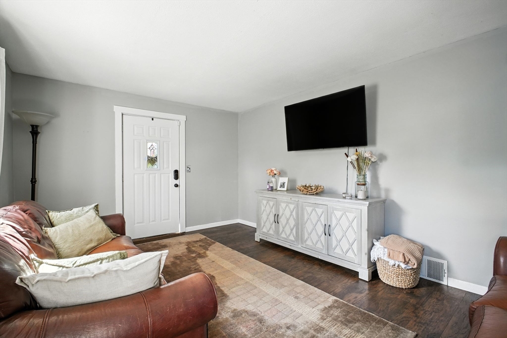 98 Rollins Street Springfield, MA 01109 - Photo 4 of 21