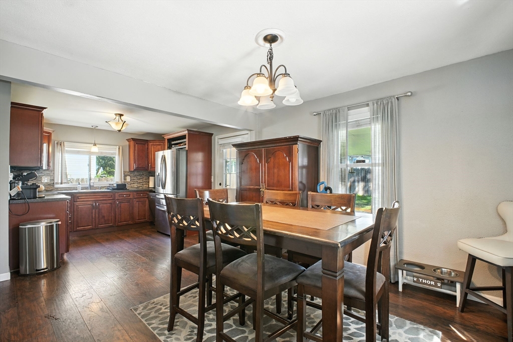 98 Rollins Street Springfield, MA 01109 - Photo 5 of 21