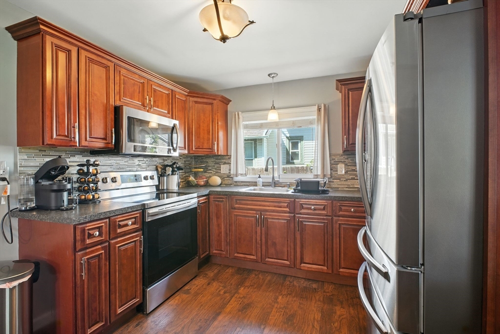 98 Rollins Street Springfield, MA 01109 - Photo 7 of 21