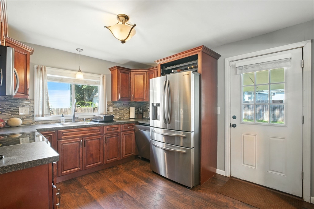 98 Rollins Street Springfield, MA 01109 - Photo 8 of 21