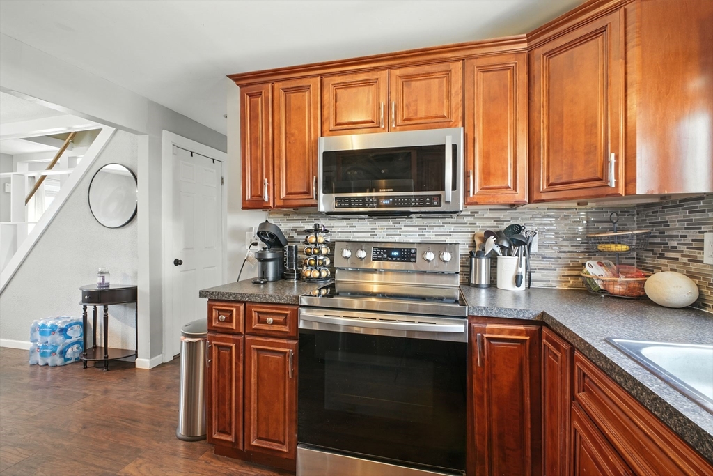 98 Rollins Street Springfield, MA 01109 - Photo 9 of 21