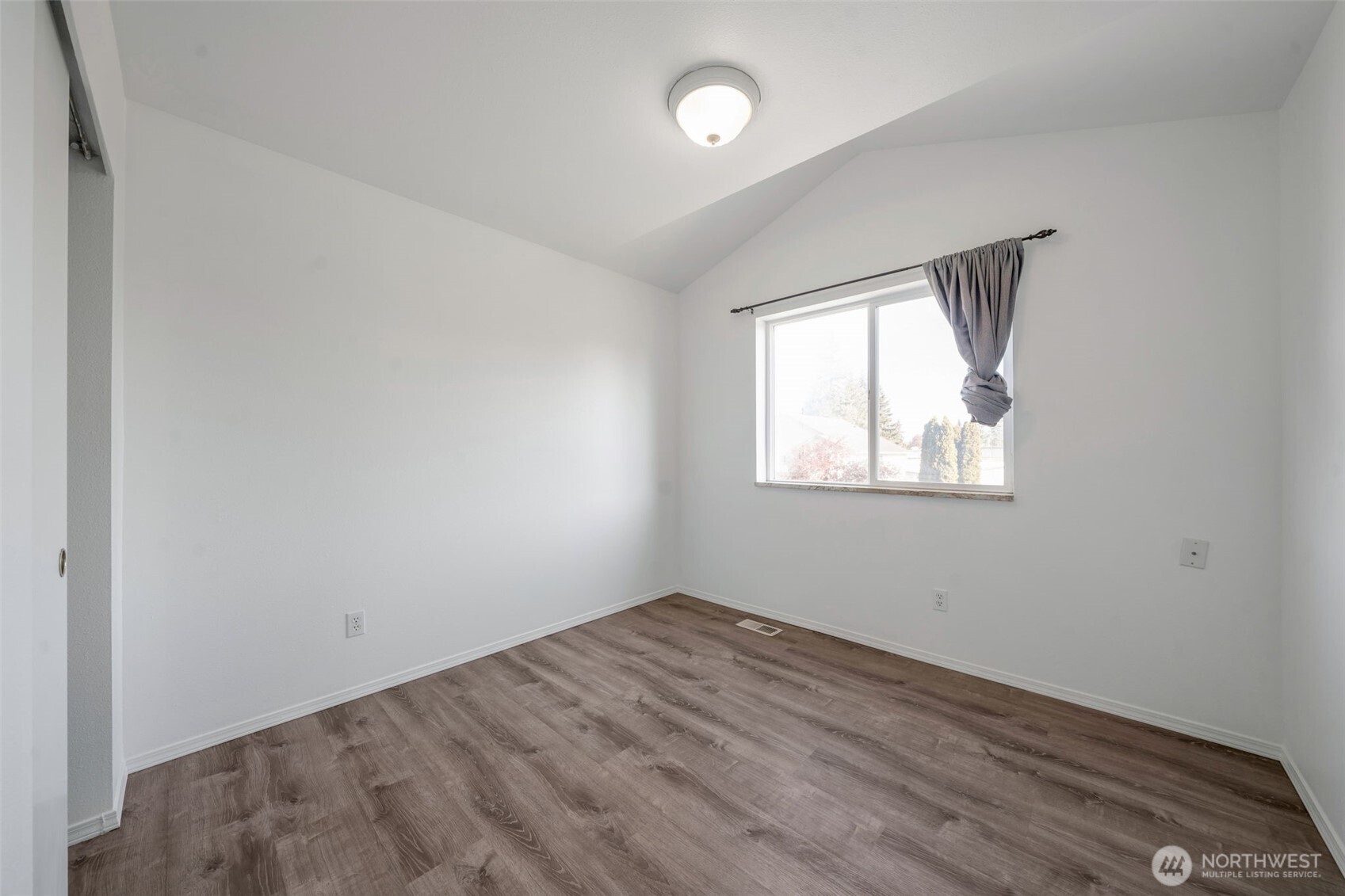 9925 South 242nd Place Kent, WA 98030 - Photo 17 of 26