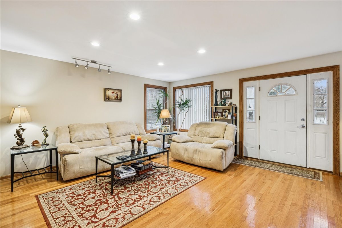 35 Tremont Road Fox Lake, IL 60020 - Photo 2 of 22