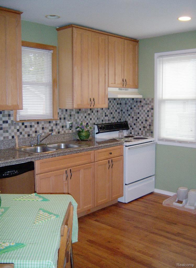 175 West Gates Street Romeo, MI 48065 - Photo 11 of 29 100_0988 kitchen.jpg