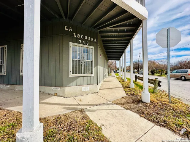 $1,050 | 749 Leal Street, Unit 2, San Antonio, TX 78207