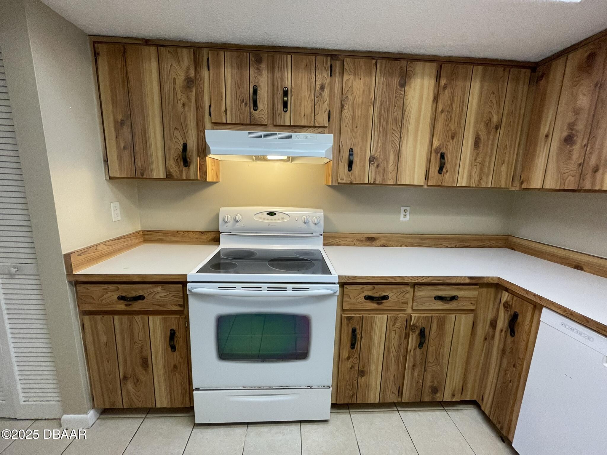 112 Tomoka Meadows Boulevard Ormond Beach, FL 32174 - Photo 5 of 53 a kitchen with a stove and a sink
