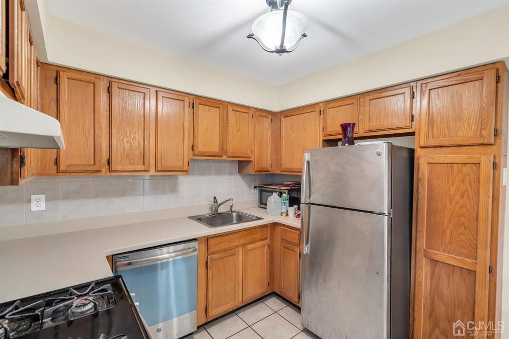 32 Hanover Square Middlesex, NJ 08846 - Photo 11 of 25 a kitchen with appliances a refrigerator and a sink