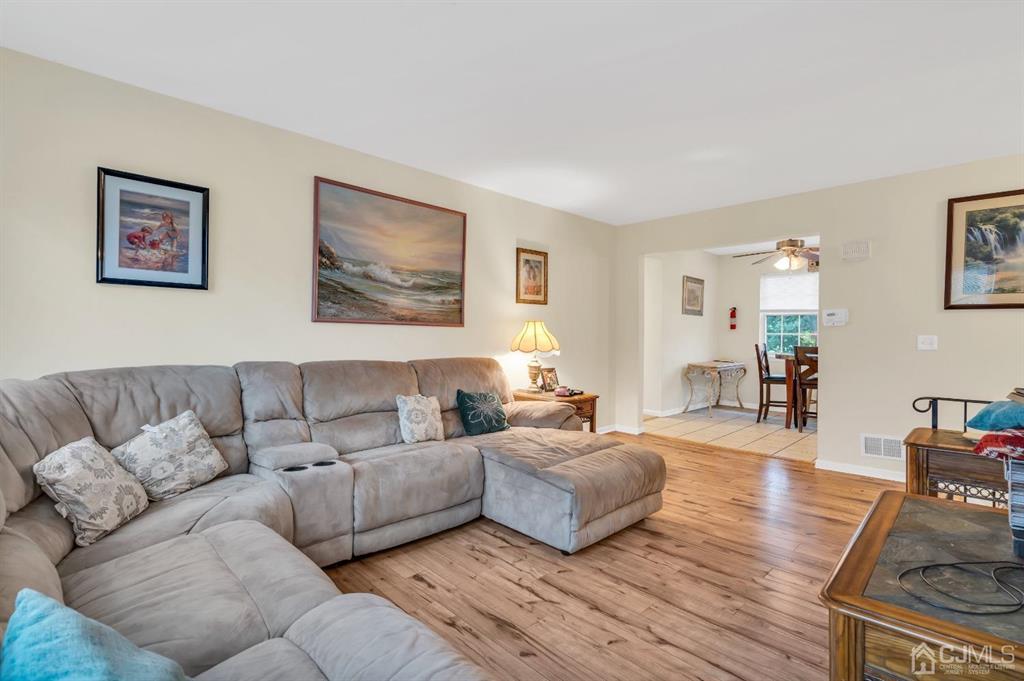 32 Hanover Square Middlesex, NJ 08846 - Photo 6 of 25 a living room with furniture and wooden floor