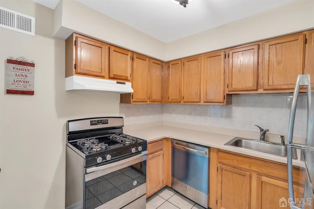 32 Hanover Square Middlesex, NJ 08846 - Photo 10 of 25 a kitchen with a stove and a sink