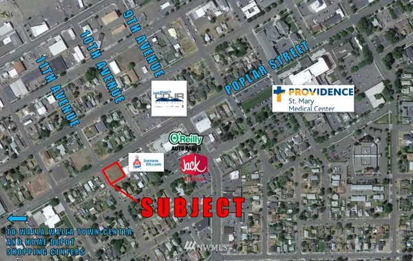 a black and white photo of a living room